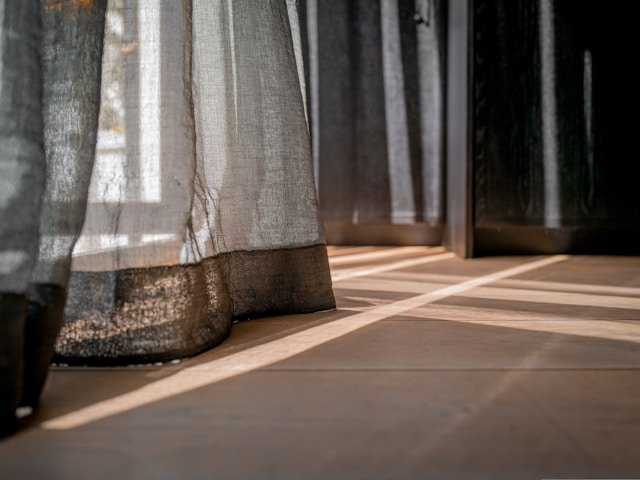 Van huis naar thuis: slimme keuzes in gordijnen en keukenraambekleding